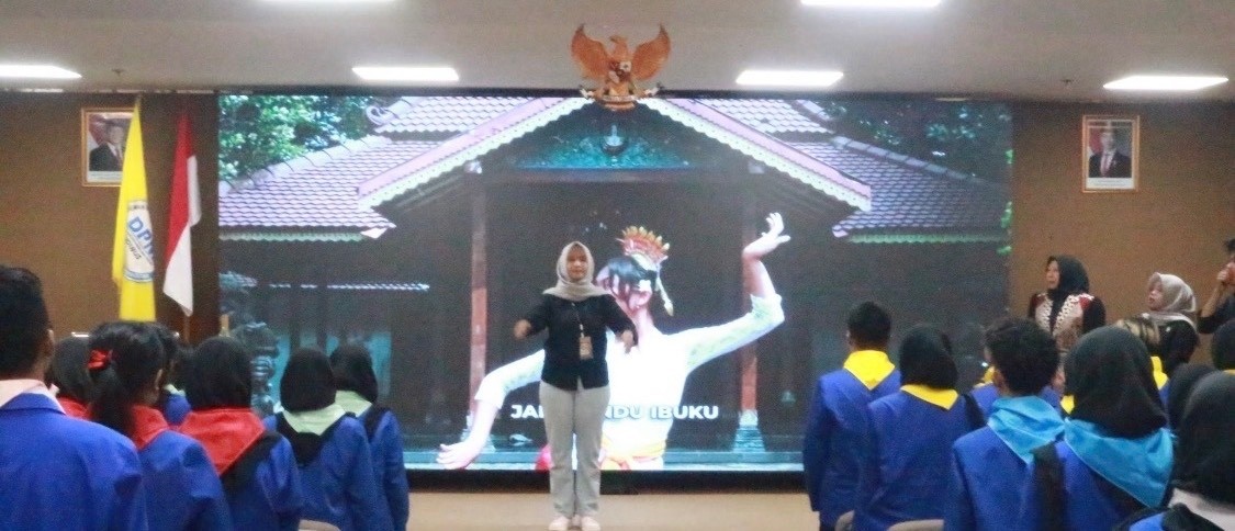 Menyanyikan Lagu Indonesia Raya dan Hymne Udinus